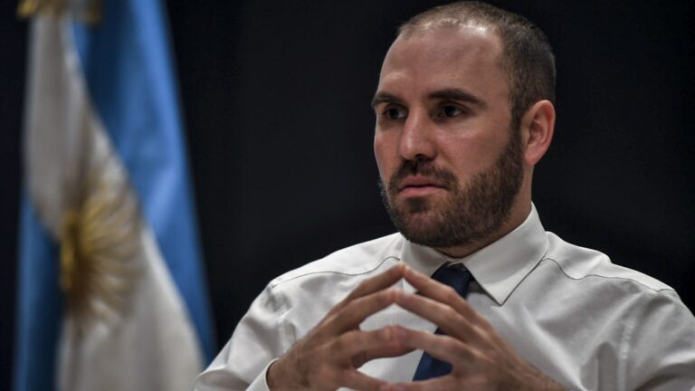 Guzmán en una piscina con tiburones. El ministro de Economía se sentó con los dueños de empresas