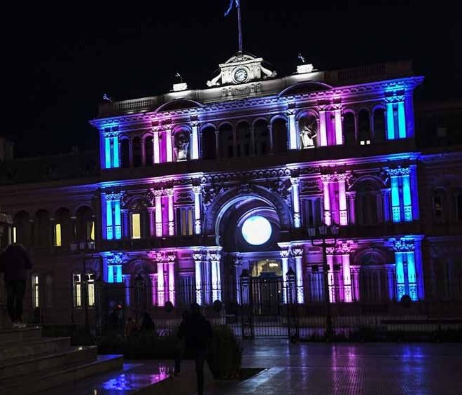 Casa Rosada se iluminó con la bandera del orgullo trans por la ley de cupo laboral