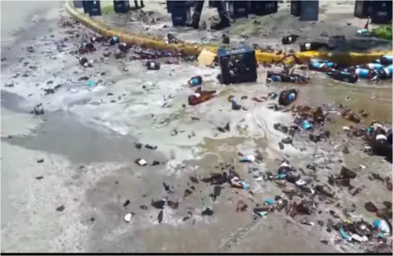 De no creer: un camión repartidor perdió 25 cajones de cerveza y las botellas reventaron en plena calle en Salta