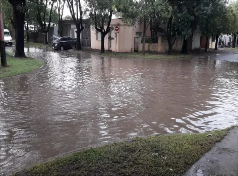 Los vecinos de La Merced no dan más de la angustia y denuncian las inundaciones en las calles