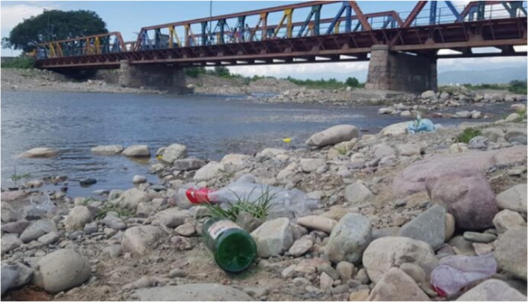 Salteños contaminantes | Tres camiones para retirar residuos del domingo en el Rio Vaqueros