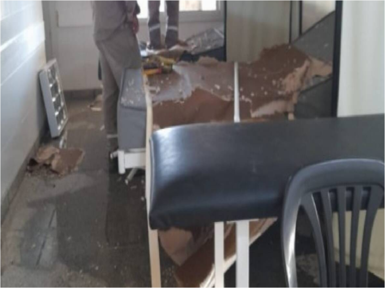 Y eso que era nueva | Se cayó parte del techo de la guardia del Hospital de Rosario de Lerma