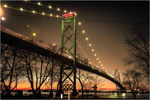 Airados camioneros canadienses bloquean puente más transitado con EEUU; aumenta presión sobre Trudeau