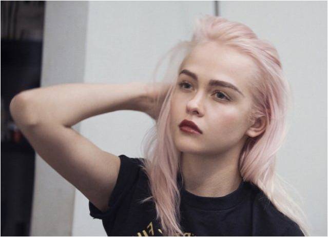 Un artista rusa quemó su pasaporte por la guerra y lo subasta como NFT