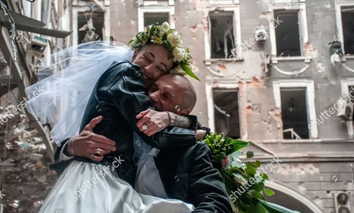 Amor en medio de la guerra: se casaron en las ruinas de Járkov