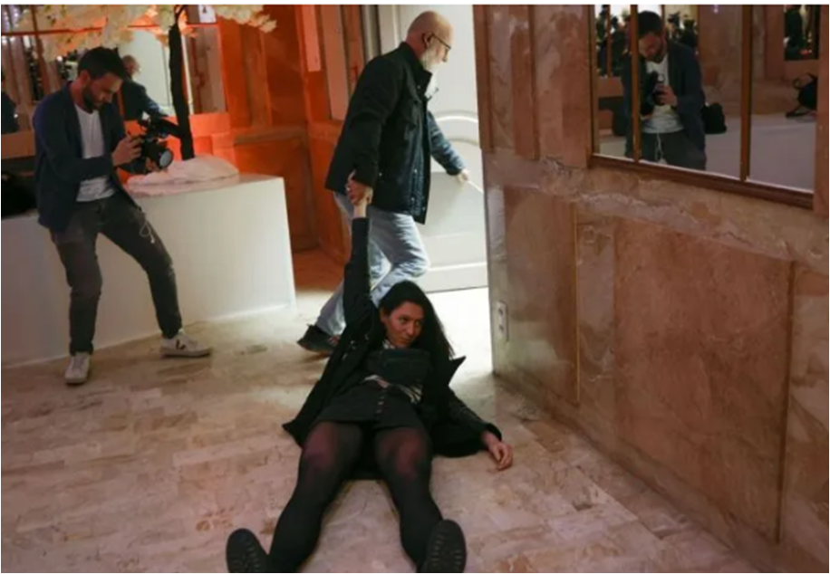 Una mujer mostró una foto de Le Pen con Putin en un acto de la candidata: fue sacada violentamente por los guardias