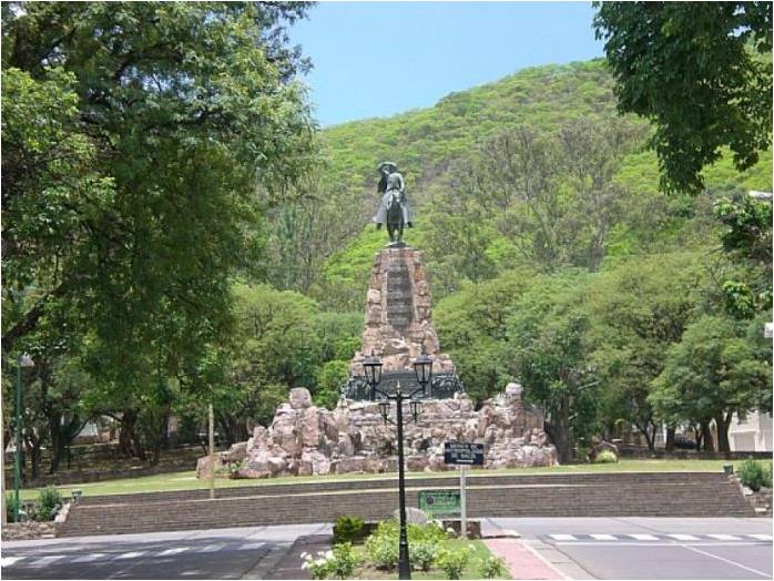 Monumento a Güemes | Critican la demora del SAMEC tras la muerte de un turista