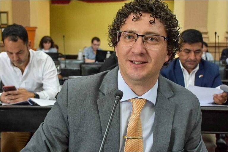 La disputa por un impuesto al cigarrillo podría derivar en un jury