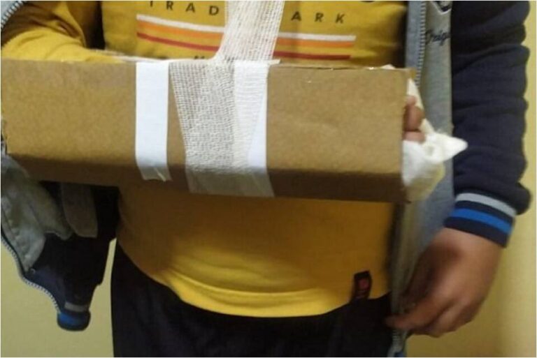 Otra férula de cartón para un niño quebrado