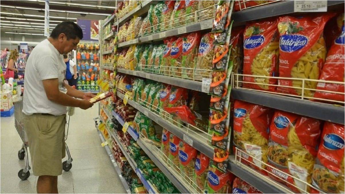 La incertidumbre llevó a los salteños a abarrotar los supermercados