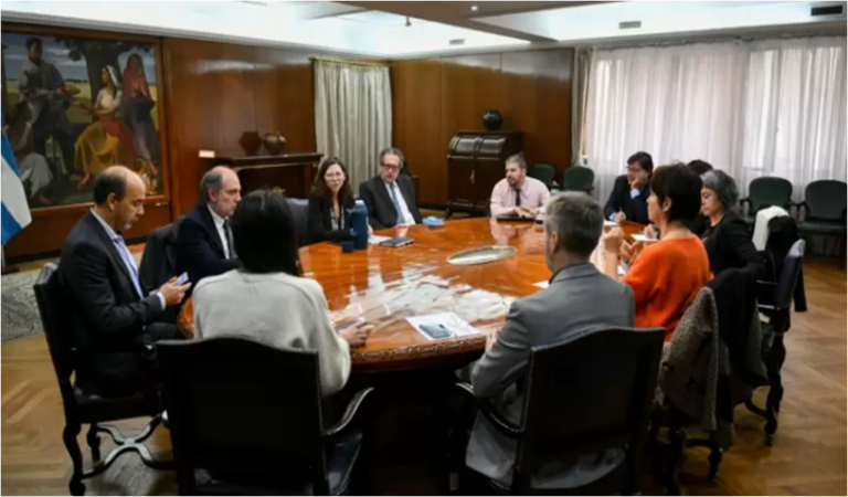 El Gobierno anunció un dólar para turistas extranjeros: busca frenar la corrida contra el peso