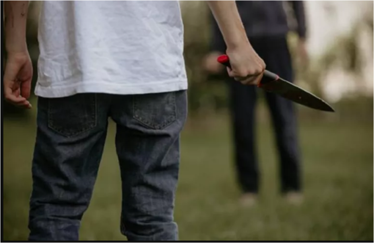 Le robó a un niño y se sentó en la esquina como si nada