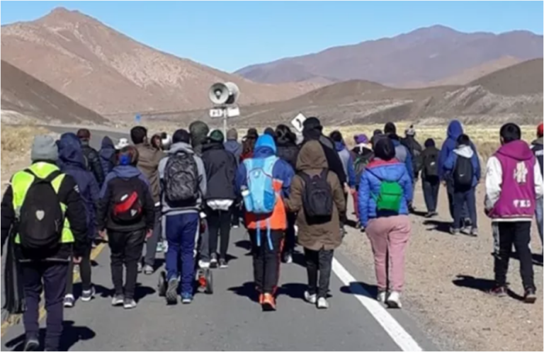No hay quien los pare: peregrinos de Santa Victoria Oeste se enfrentan al clima para llegar a Salta