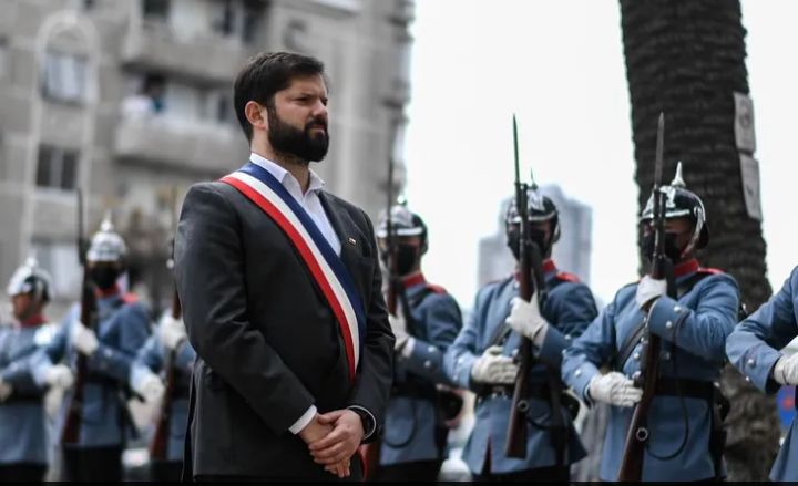 Gabriel Boric en el momento más bajo de su gobierno en Chile: 59% lo desaprueba