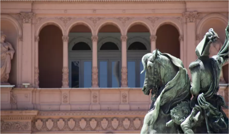 En busca de dólares y pesos