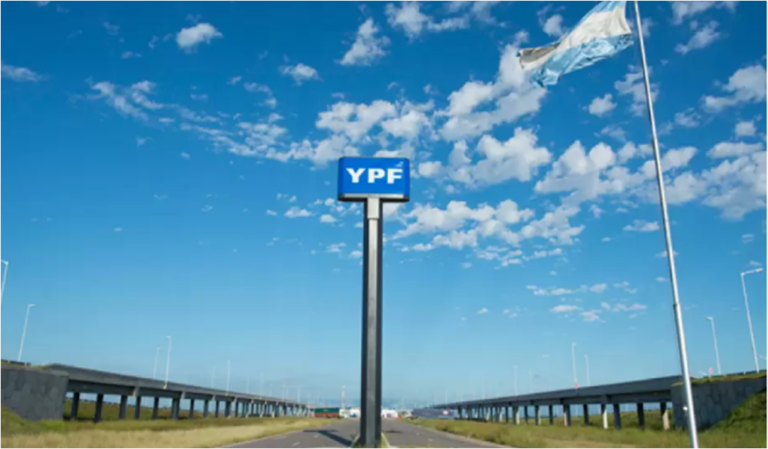 YPF recibió una mejora en la calificación de su deuda en moneda local y extranjera