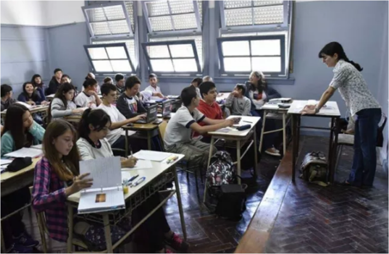 Situación crítica: migración masiva de estudiantes ante matrículas y cuotas 2023 inaccesibles