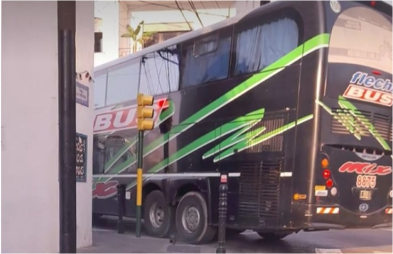 ¿Quién se hace cargo de los daños? Colectivo intentó doblar, no tuvo cuidado y destrozó la calzada