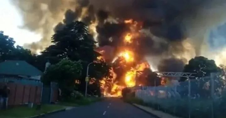 Sudáfrica: la explosión de un camión cisterna deja al menos 15 muertos