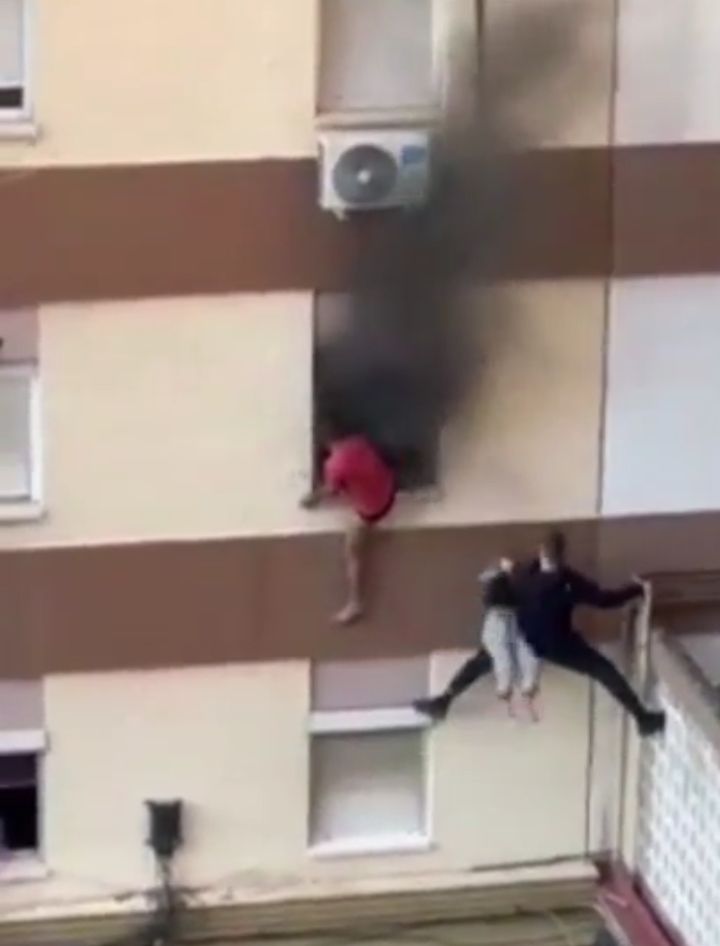 Héroe sin capa: un hombre salvó milagrosamente a dos menores de un incendio y fue viral