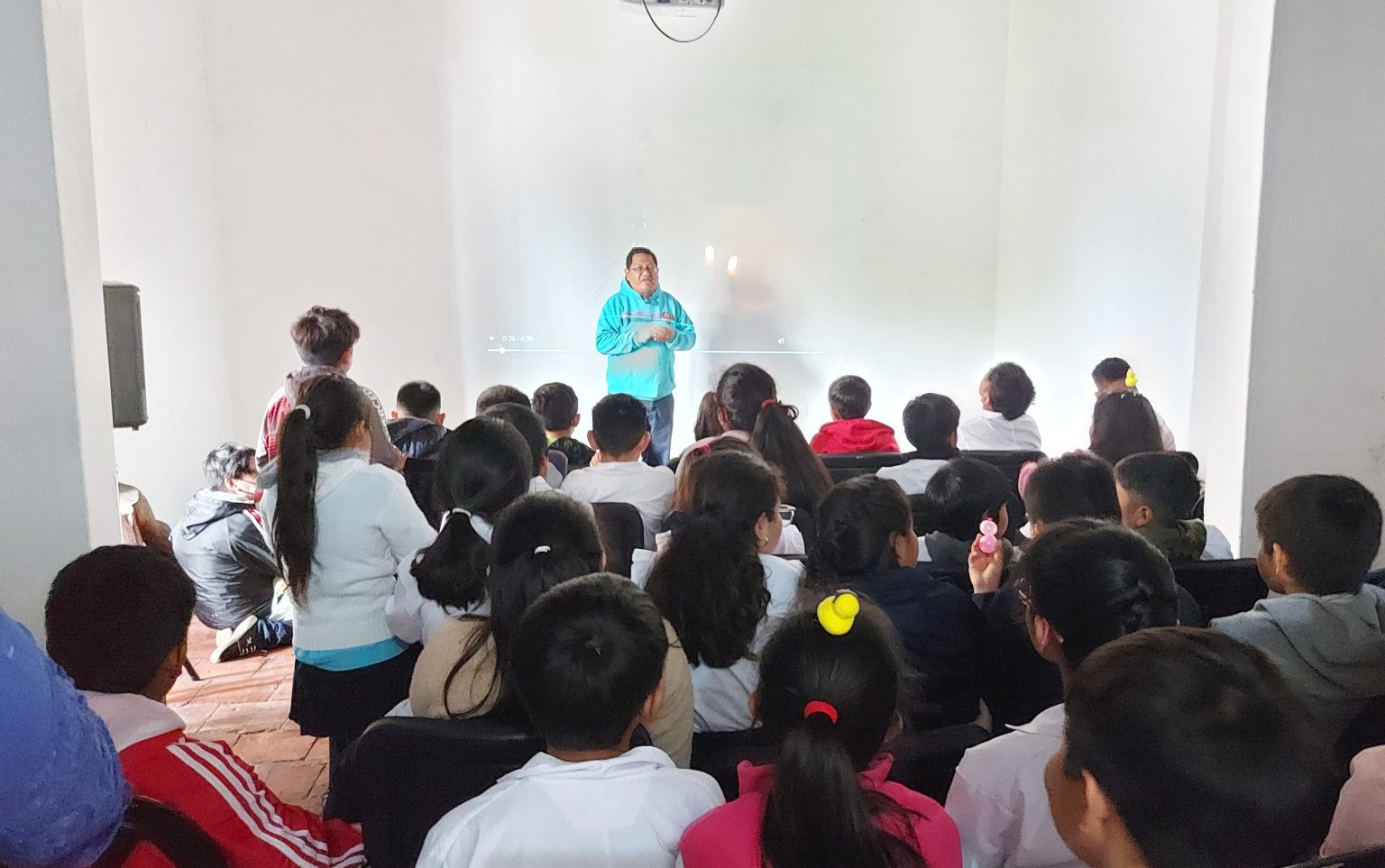 Estudiantes conocen la historia y recorren la Casona Histórica de Castañares