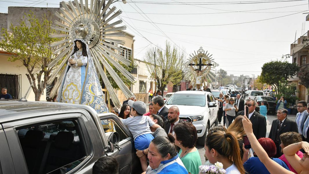 Más de ocho horas de emoción y agradecimiento al paso de las imágenes peregrinas del Señor y la Virgen del Milagro