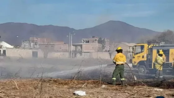 Intenso trabajo para sofocar incendios de pastizales en Capital y el Valle de Lerma
