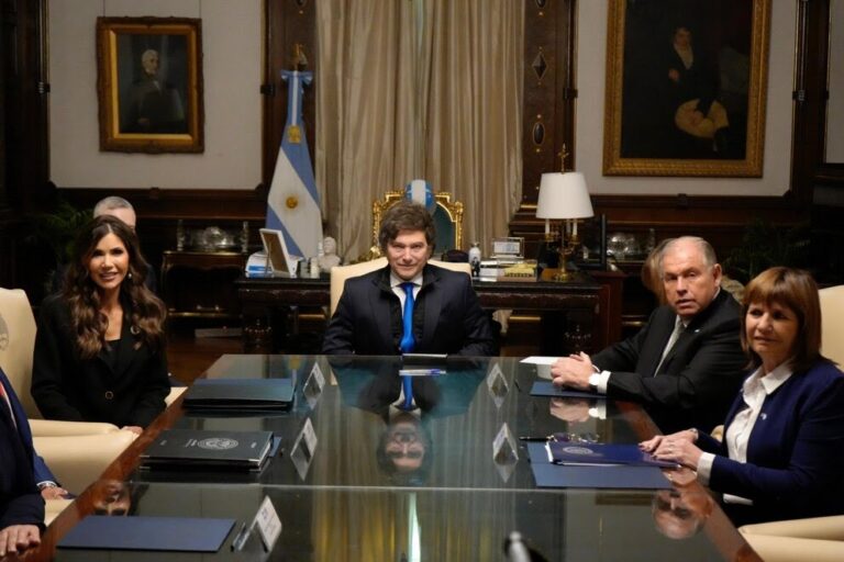 Javier Milei se reunió con una funcionaria de EEUU y firmó una carta de intención para que los argentinos ya no necesiten visa