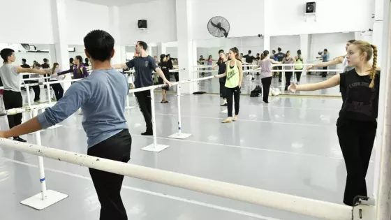 104214-el-ballet-de-la-provincia-estrena-los-colores-de-la-valija-en-la-usina-cultural