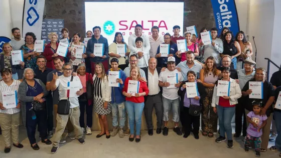 104447-mas-de-100-familias-recibieron-hoy-el-titulo-de-propiedad-de-sus-hogares