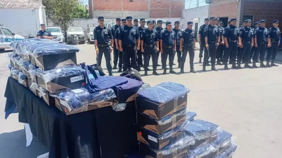 104465-entregaron-indumentaria-de-trabajo-para-personal-del-departamento-transporte-de-la-policia