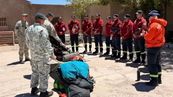 Bomberos de la Policía se perfeccionaron en rescate en alta montaña