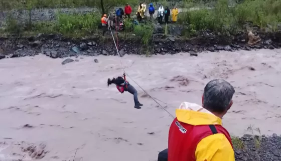 Más de 30 personas fueron rescatadas por crecida de ríos en La Caldera, Vaqueros y Campo Quijano