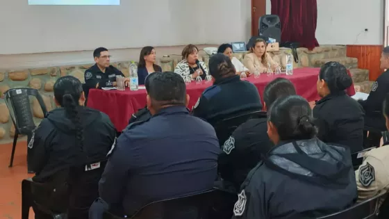 Formación interdisciplinaria de Bienestar Policial a efectivos de Cachi