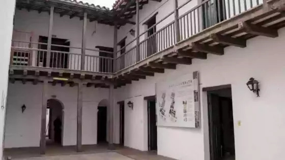 “Los trapitos sucios se lavan en casa”: una muestra que convierte lo íntimo en manifiesto