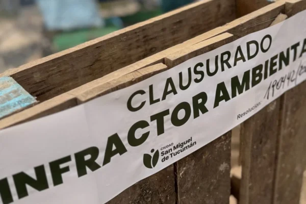 Sancionan a una empresa constructora por arrojar escombros y materiales que obstruían el paso peatonal en la zona sur de la ciudad
