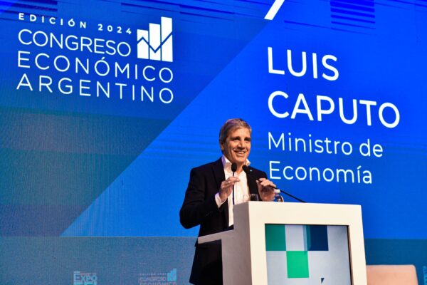 Caputo licita nueva deuda en dólares mientras el Congreso debate el Super RIGI